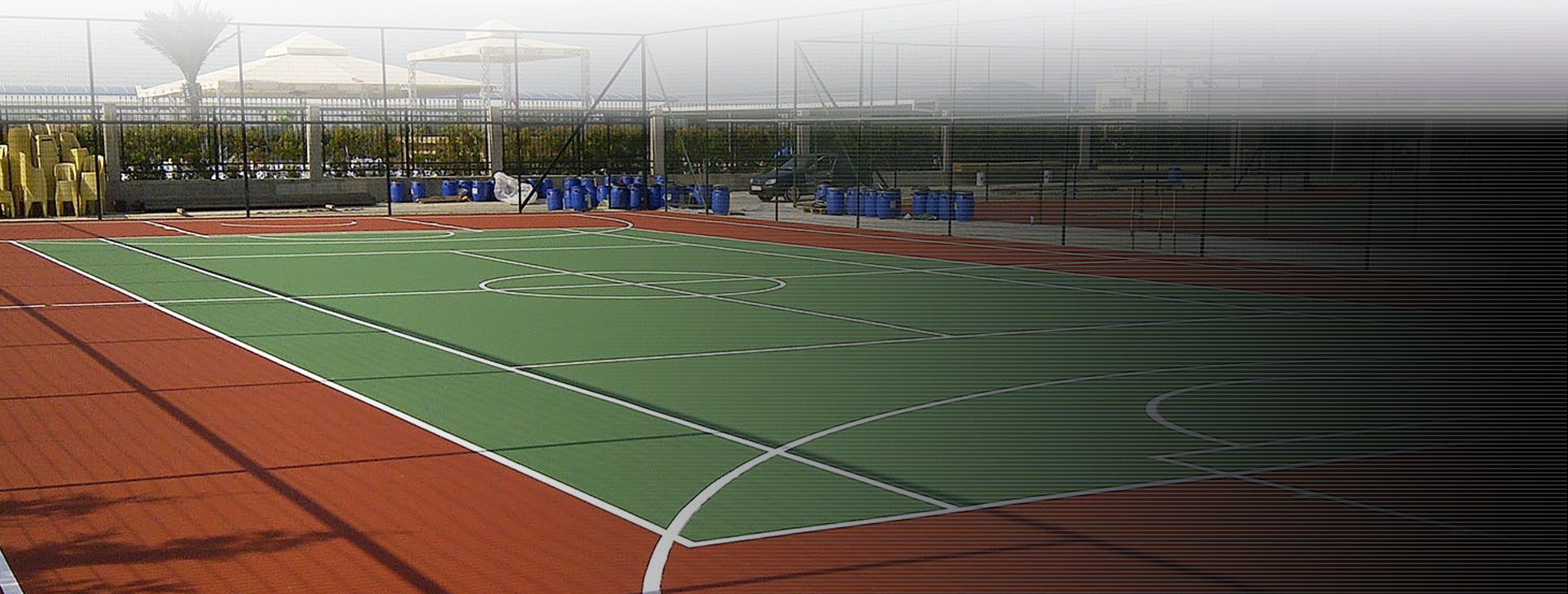 Tenis Kort <br><strong>Sahalarnda</strong>